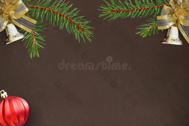 深色背景，云杉树枝，圣诞装饰铃铛和红球