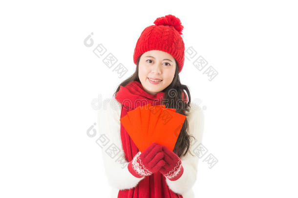 中国新年。 微笑的亚洲女人给红包