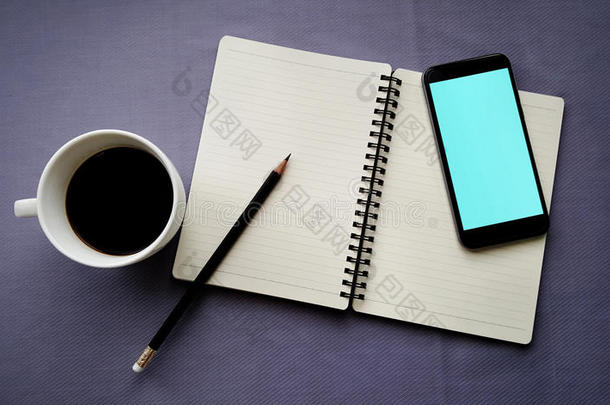 咖啡在白色杯子与日记本和智能手机
