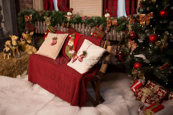 圣诞家居装饰品：带枕头的沙发