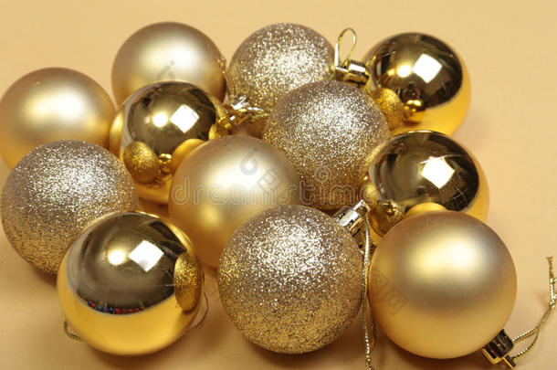 圣诞装饰白色。 红色和<strong>金色礼品</strong>盒，有三个球，花卉装饰。 上面的风景。 正方形