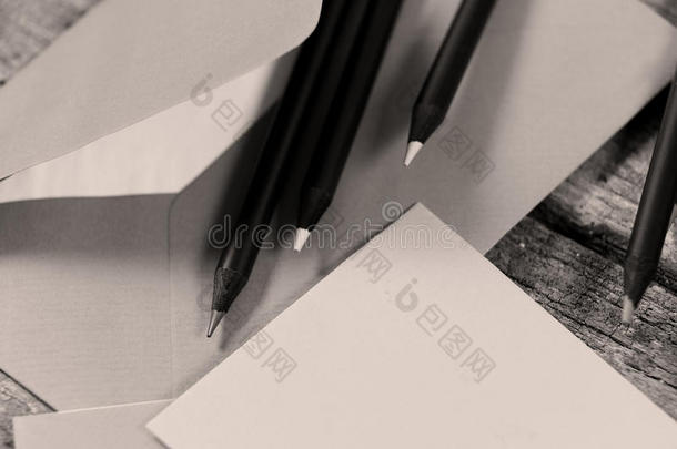 黑色铅笔和信封