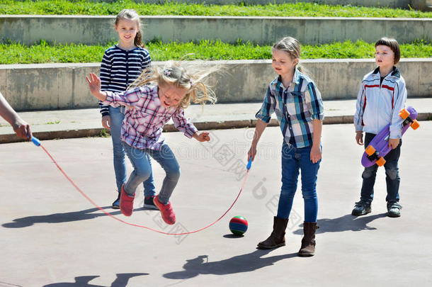 孩子们玩跳绳游戏
