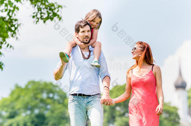 家庭散步-父亲背着孩子