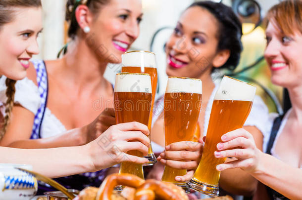 女孩们在巴伐利亚酒吧里品尝小麦<strong>啤酒</strong>