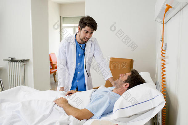 医生咨询躺在病床上的病人，谈论现代诊所的诊断和治疗