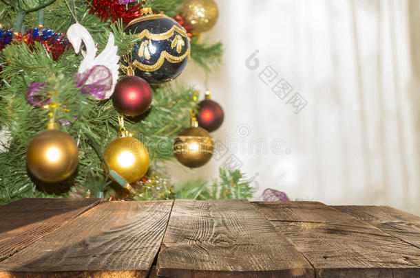 圣诞桌背景与圣诞树不集中