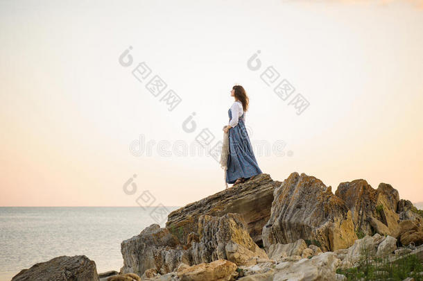 悬崖边上的女孩望着大海