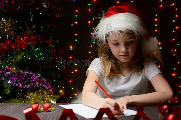 女孩用红色铅笔给圣诞老人写了<strong>一封信</strong>