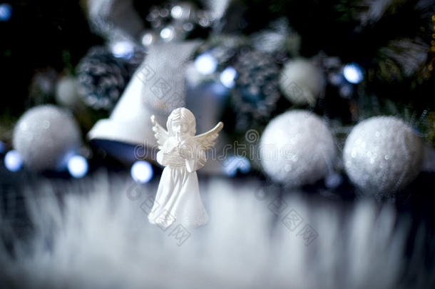 圣诞装饰用<strong>青松</strong>，花环，白色天使