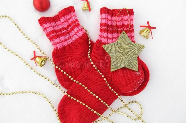圣诞节，新年`温暖的袜子，铃铛，星星，珠子的背景