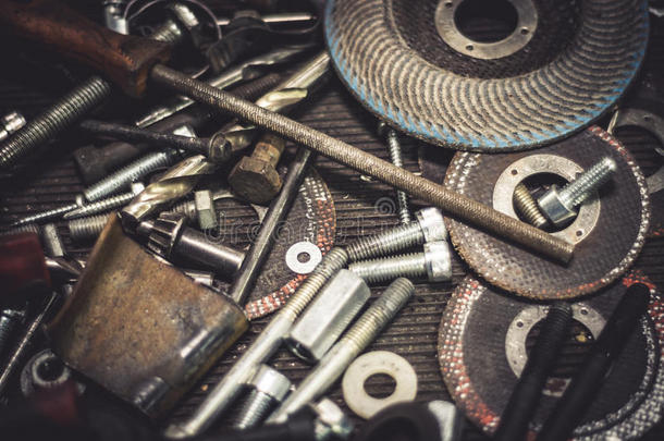 汽车机械金属零件和工具在桌子上。 关闭整理设备，钻头，钻头，螺丝，螺栓的视图。