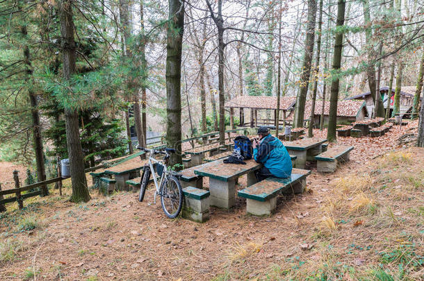 骑自行车和手机的人在野餐区休息