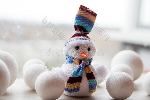可爱有趣的玩具雪人作为圣诞节的象征，白色背景，装饰新年