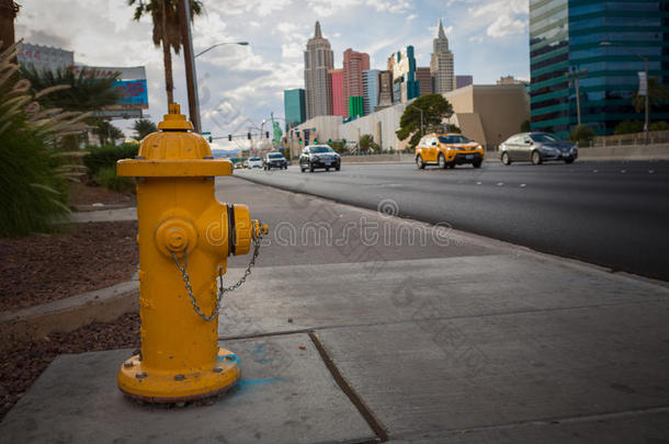 道路上的黄色消防栓
