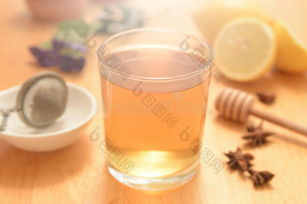 一杯带有天然蜂蜜和八角籽的甘菊