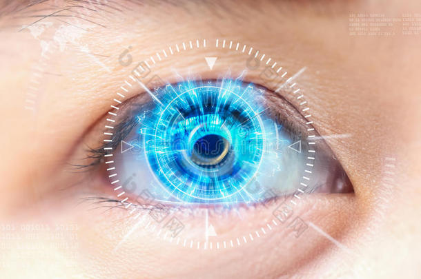 特写蓝色的眼睛。 高科技未来主义。 *白内障