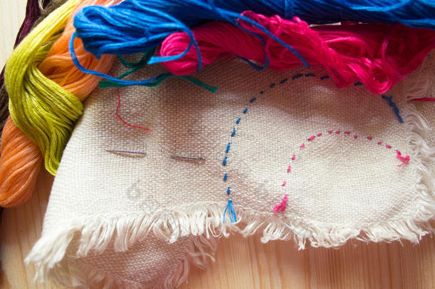 刺绣线和棉织物与刺绣在木制背景