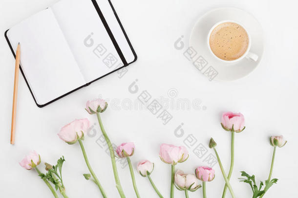 美丽的春天，毛花，空<strong>笔记本</strong>和一杯咖啡在白色桌子上从<strong>上面</strong>。 贺卡。 早餐。 平躺
