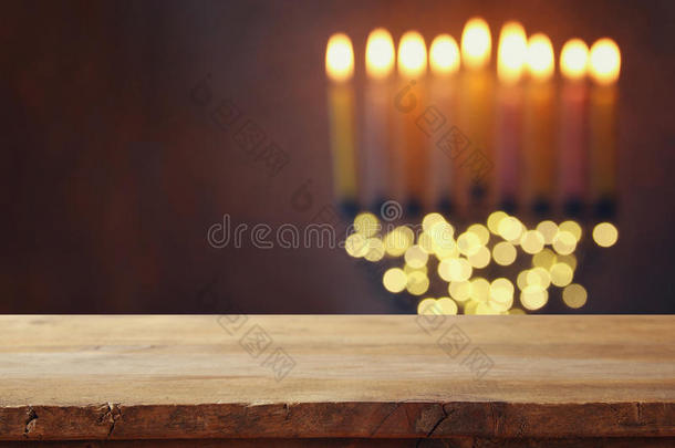 犹太节日光明节前的空木桌