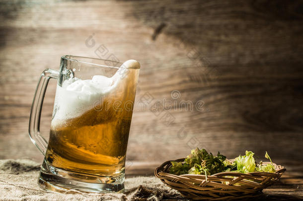 啤酒从酒柜里洒在空的木制背景上