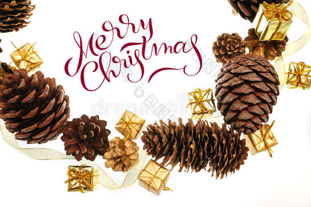框架的锥和礼物白色背景与文字圣诞快乐。 刻字书法