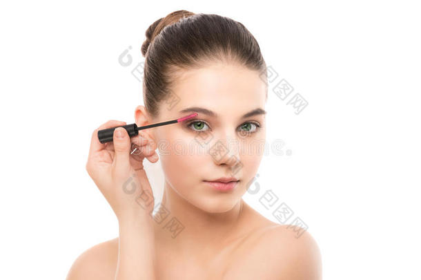 眼睛化妆应用。 睫毛膏应用特写，长睫毛。 化妆刷。 孤立的。