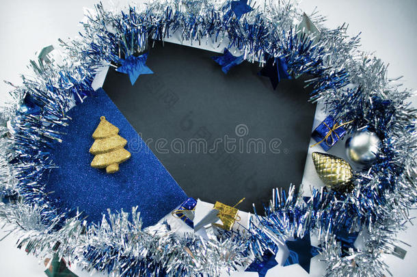 圣诞作文。复古圣诞贺卡。蓝色闪闪发光的丝带花环。