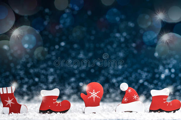 雪中深蓝色背景上的圣诞装饰<strong>装饰品</strong>