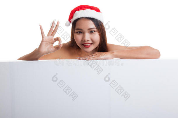亚洲圣诞老人圣诞老人女孩展示正常与空白标志。