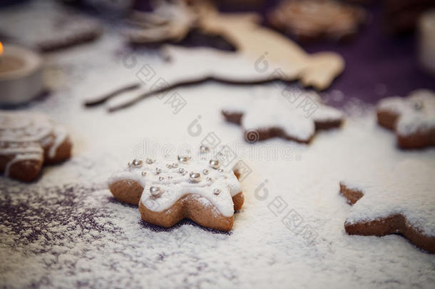 圣诞姜饼饼干树与面粉紫色背景。