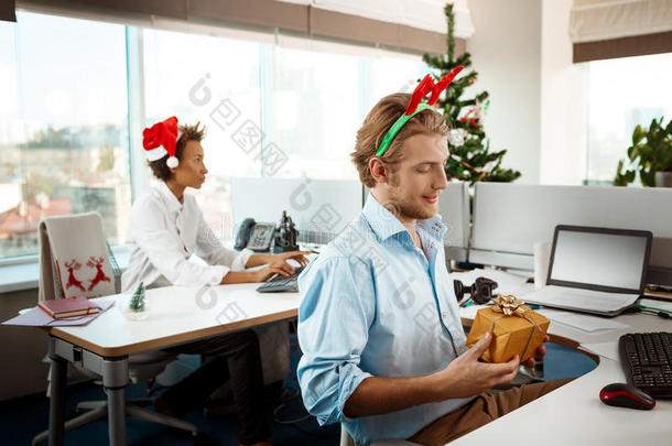 圣诞节在办公室工作的同事送礼物。