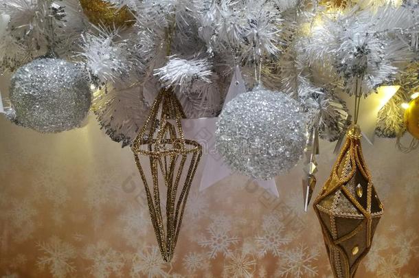 装饰圣诞树装饰黄金装饰，磨砂挂球，星星和金属丝