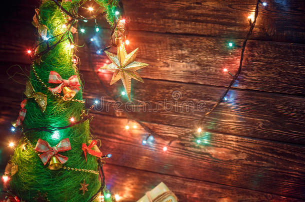 美丽的圣诞树，有彩灯和礼物