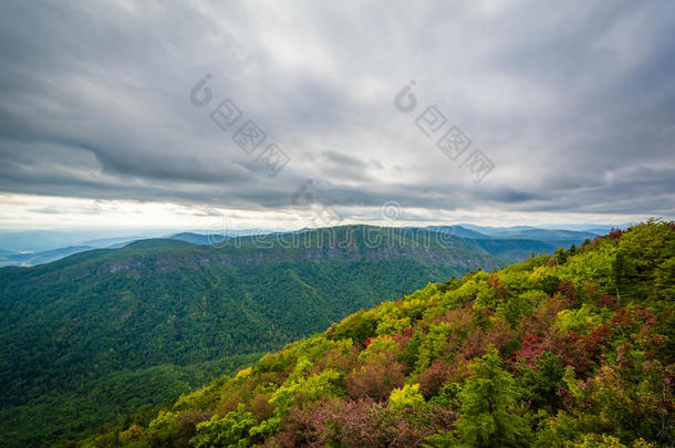 <strong>早秋</strong>景色从山蓝岭山脉，在林维尔峡谷的边缘，在Pisgah国家森林，n