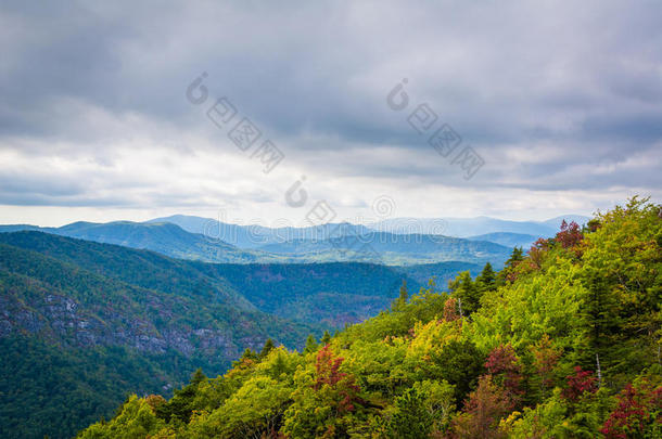 早秋景色从山蓝岭山脉，在林维尔峡谷的边缘，在Pisgah国家森林，n