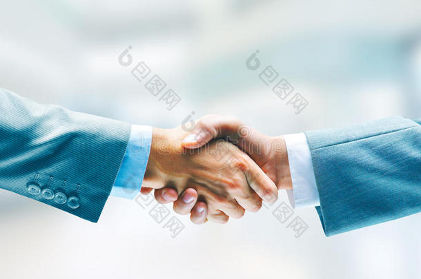 特写总线握手。 两个人握手。 成功。 协议