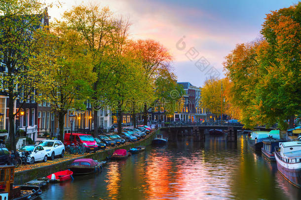 阿姆斯特丹城市景观与运河和桥梁