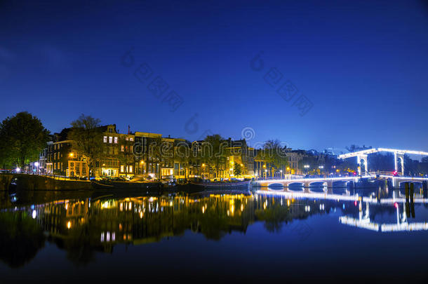 阿姆斯特丹城市景观与运河和桥梁