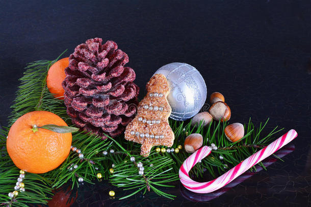 圣诞背景，带水果的卡片，甘蔗，冷杉枝和黑色的装饰品