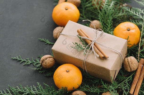 圣诞新年组成与橘子盒松果绿色黑色背景假日装饰色调