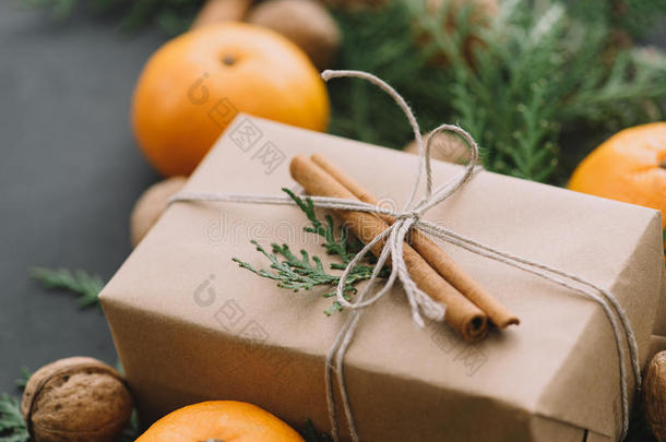 圣诞新年组成与橘子盒松果绿色黑色背景假日装饰色调