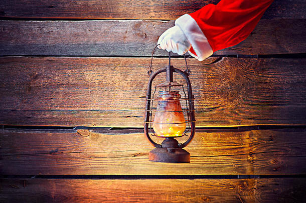 圣诞节的场景。 圣塔`手拿着老式油灯