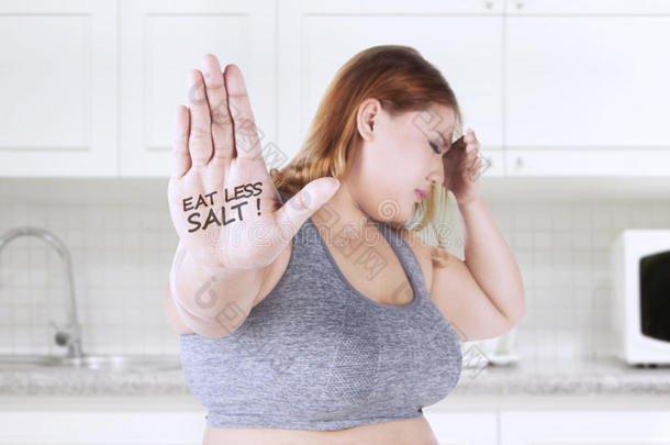 胖女人显示少吃盐文