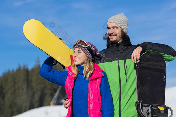 夫妇与滑雪场雪冬山微笑的男人和女人极限运动假期