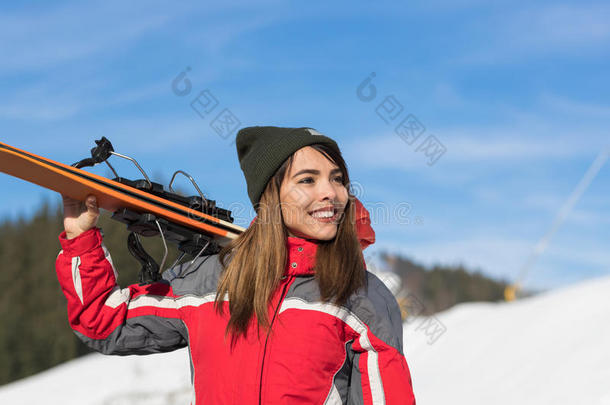 亚洲女孩滑雪场滑雪场雪冬山快乐微笑女士度假