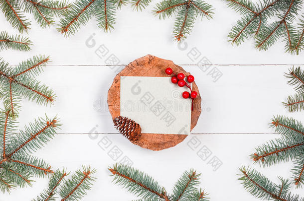 圣诞信给树桩上的圣诞老人，白色的木制背景，有冷杉树枝和装饰品。 圣诞节和新年快乐