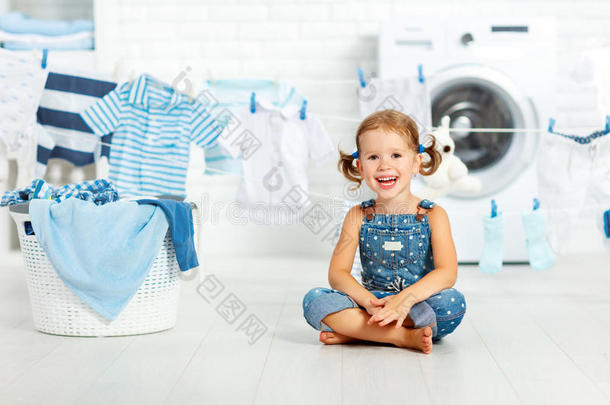 童趣快乐的小女孩洗衣服，在洗衣店笑