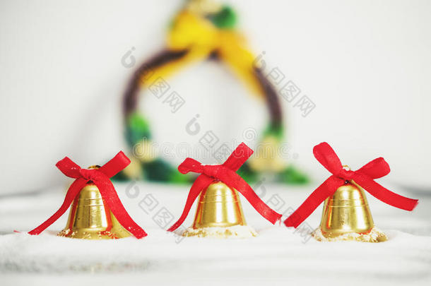 圣诞背景，红色丝带的金色铃铛
