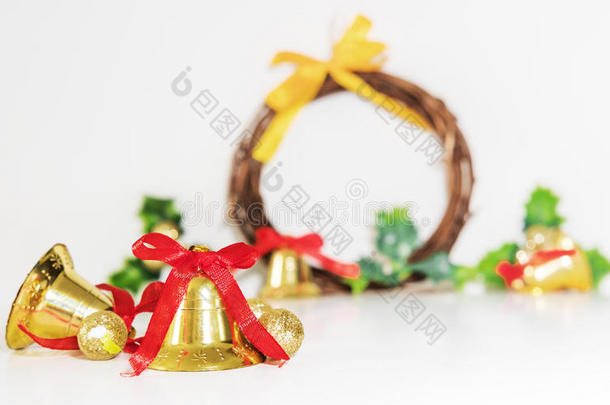 圣诞背景，红色丝带的<strong>金色铃铛</strong>